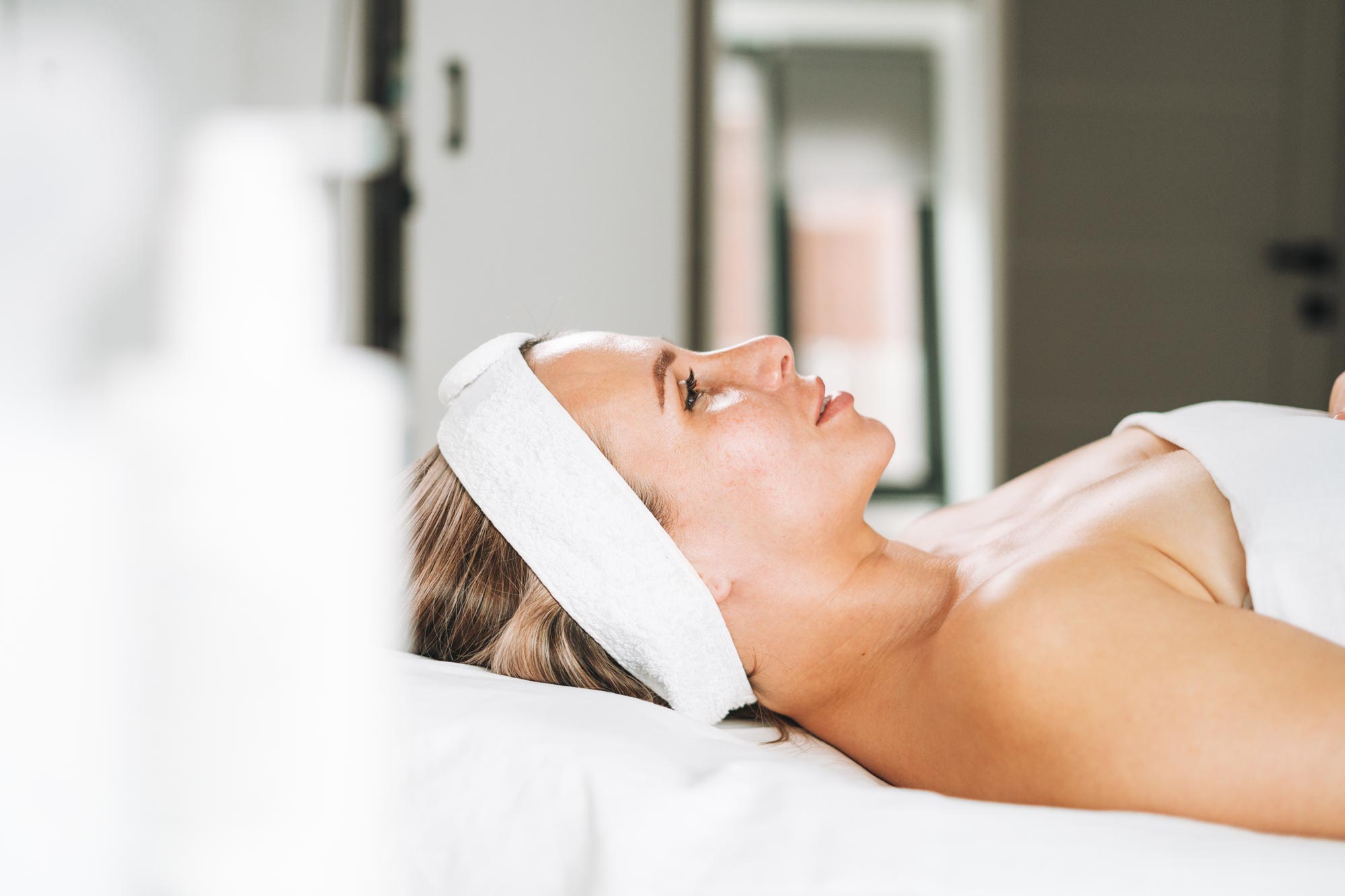 Kvinna på en klinik som ska få en behandling