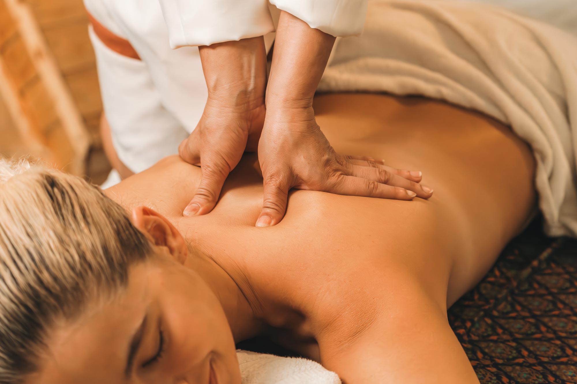 Kvinna som får ryggmassage