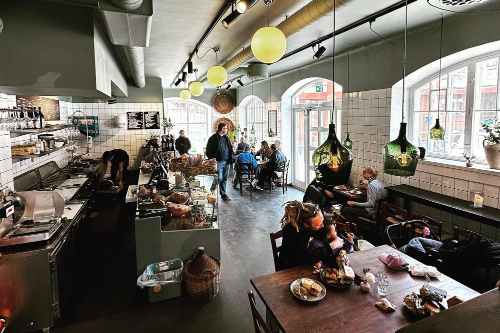 Italiensk restaurang med människor som äter