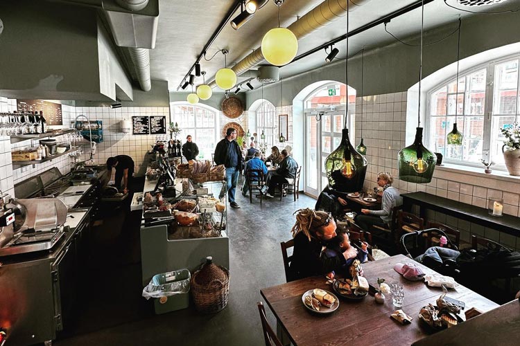 Italiensk restaurang med människor som äter