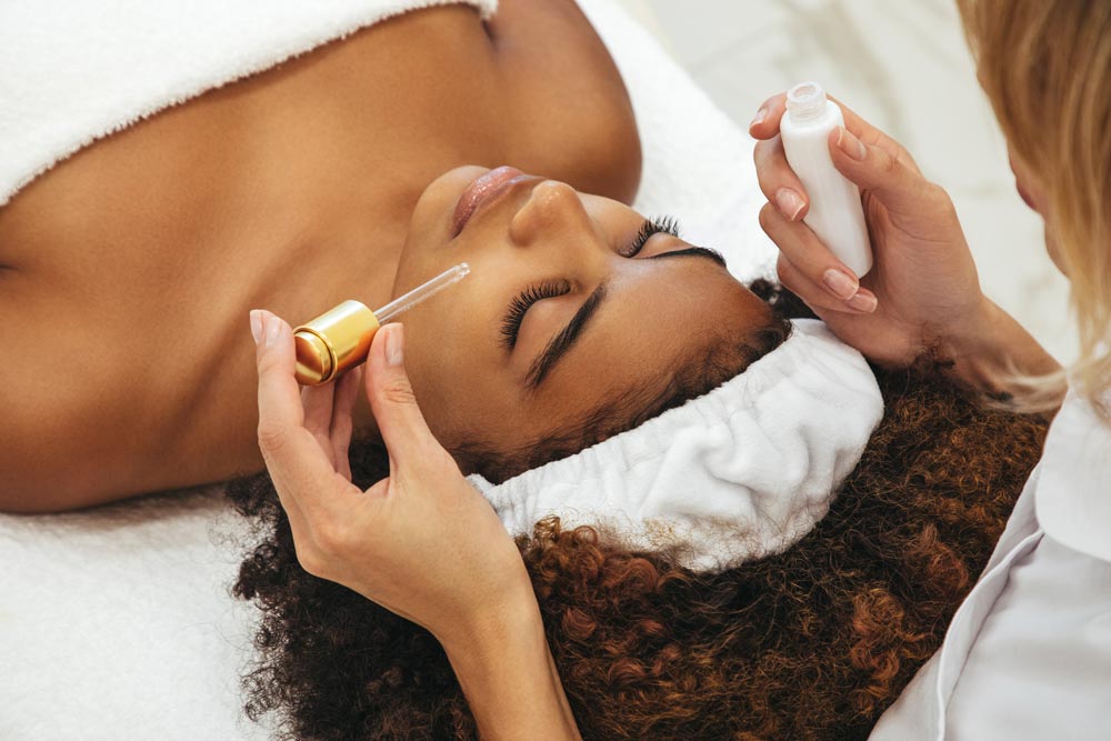 Kvinna som får en ansiktsbehandling