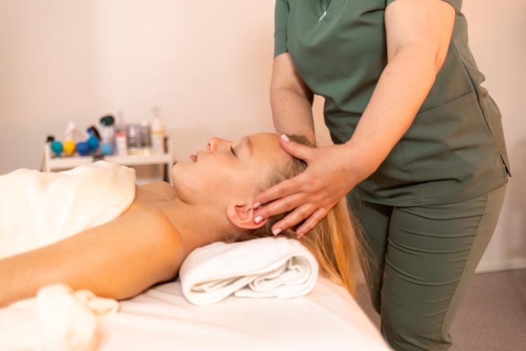 Tonåring som får en ansiktsbehandling