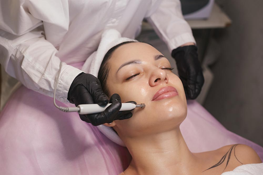 Kvinna som gör hårborttagning i ansiktet