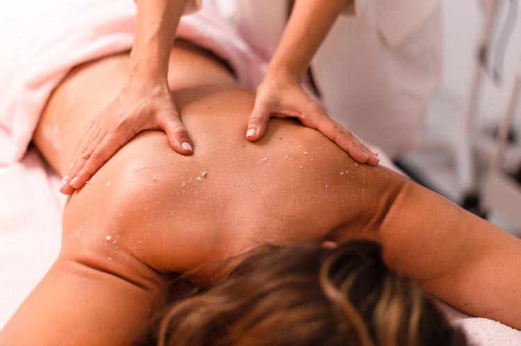 Djuprengörande ryggbehandling på en kvinna