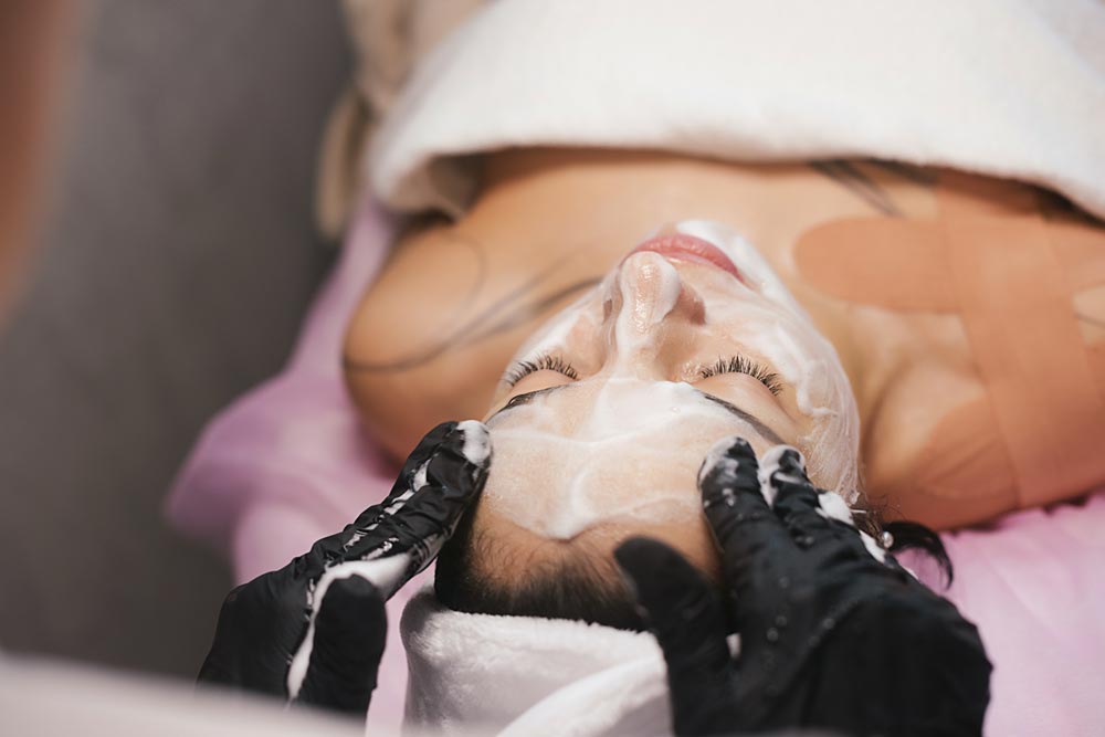 Kemisk peel för ansiktet hos en klinik