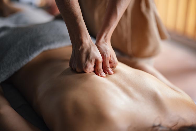 Djupgående massage hos en klinik
