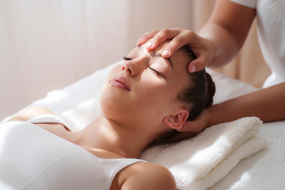 Tonårstjej som får massage