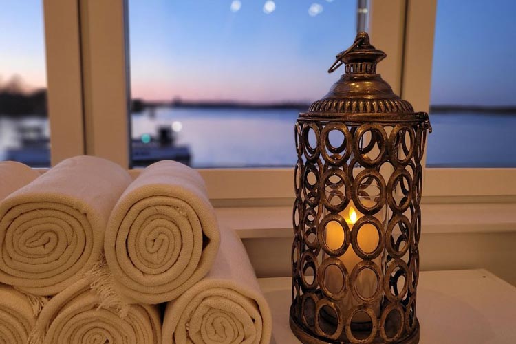 Kvinna som använder yoga för fysisk aktivitet på recept